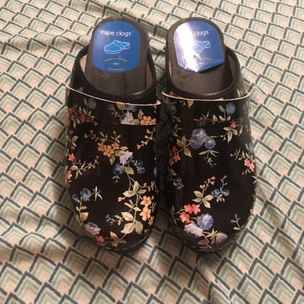 Women’s cape clogs